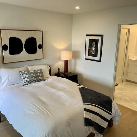 Oceanfront Fully Remodeled 2Br 2Ba, Pool, Hot Tub, Gated Parking Apartment
